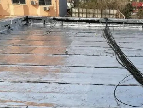 双峰卫生间漏水维修公司分享下双峰屋面楼顶防水刚性防水层施工要点。